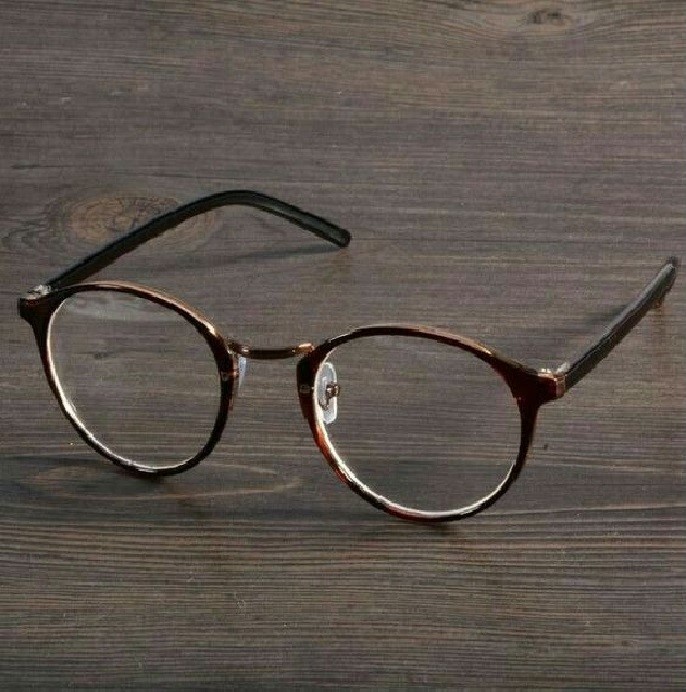 Kacamata adalah alat bantu yang paling banyak digunakan oleh penderita Kelainan Refraksi