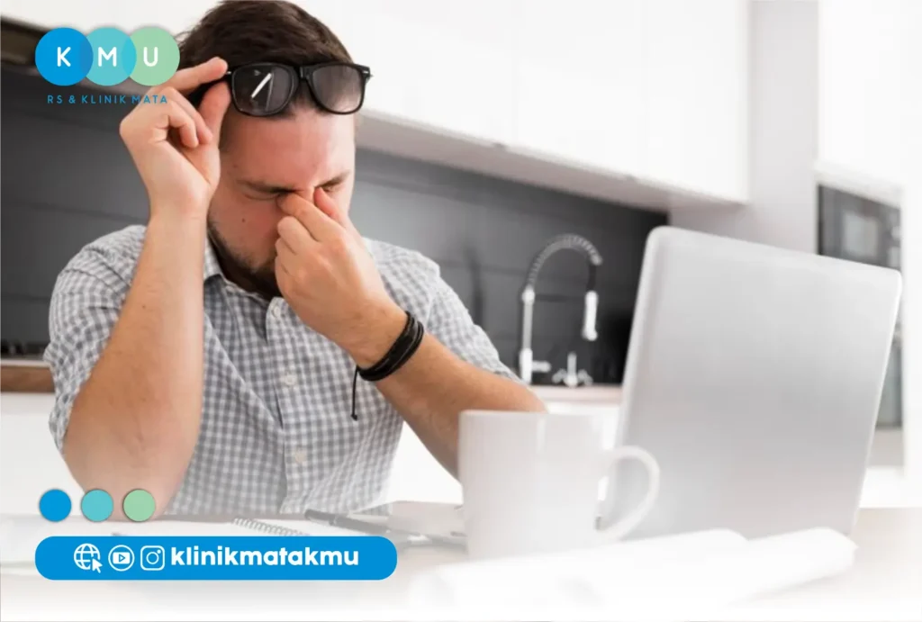 mata yang melihat monitor