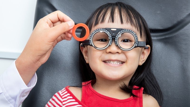 Kacamata Anak penting untuk digunakan jika anak mengalami kelainan refraksi pada mata